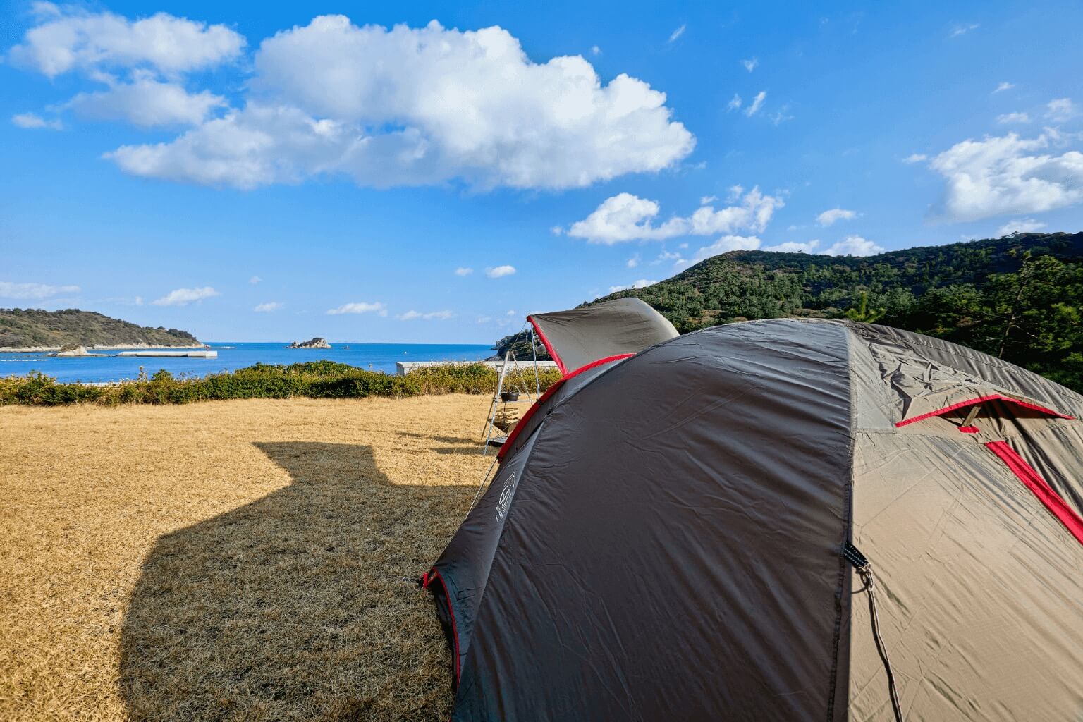巨文島キャンプ場の背景と風景