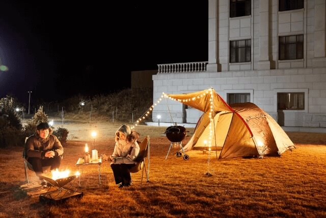 two people at the campsite of Geomundo Ocean Palace Hotel