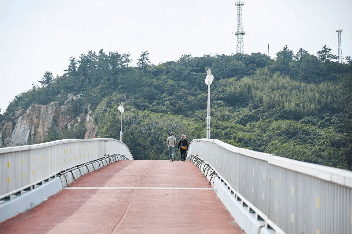 two people crossing samhogyo bridge