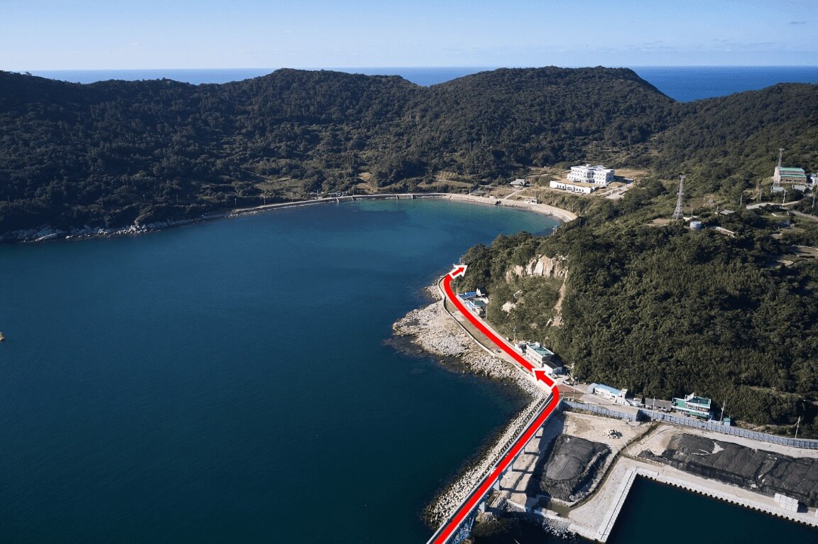 a directional path turning left at the bridge towards the hotel