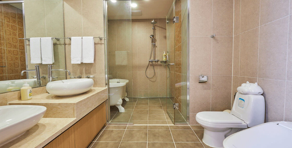 Deluxe Room Bathroom Overview Geomundo Ocean Palace Hotel