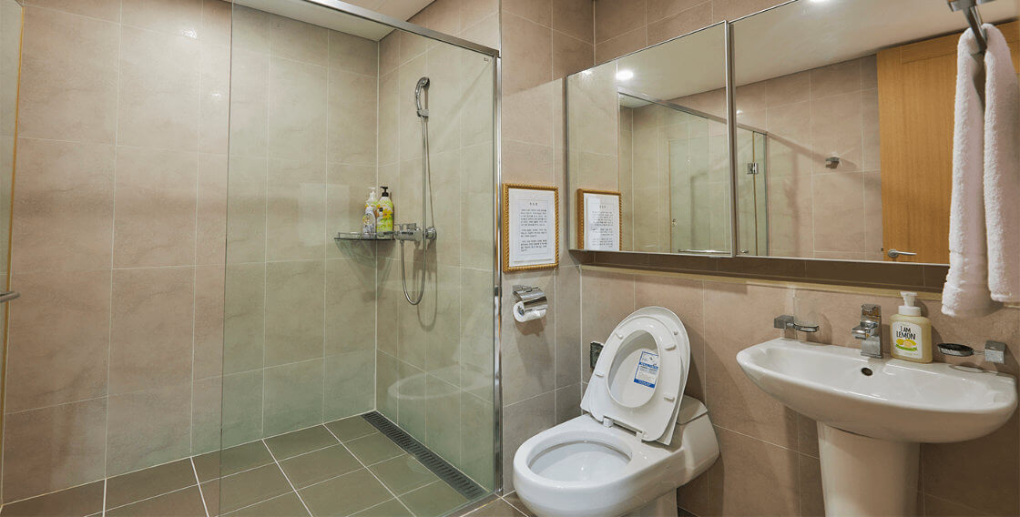 Single Deluxe Room Bathroom Geomundo Ocean Palace Hotel
